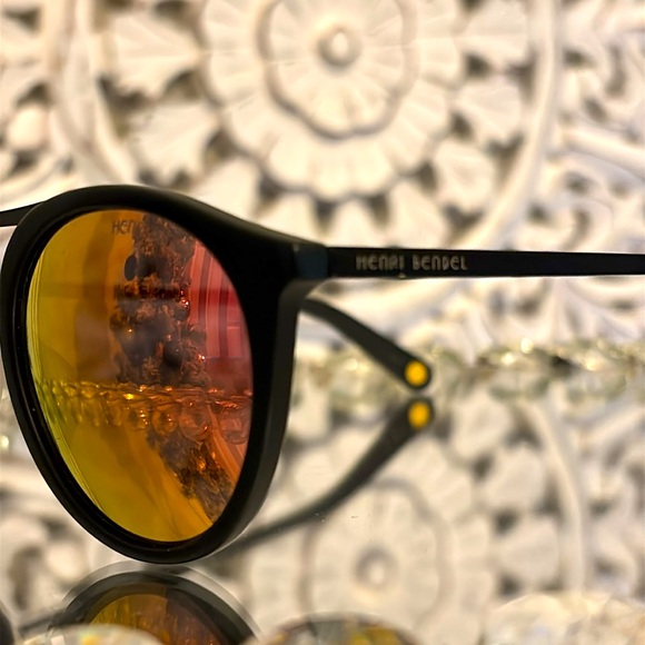 Henri Bendel sunglasses with case - Picture 2 of 9